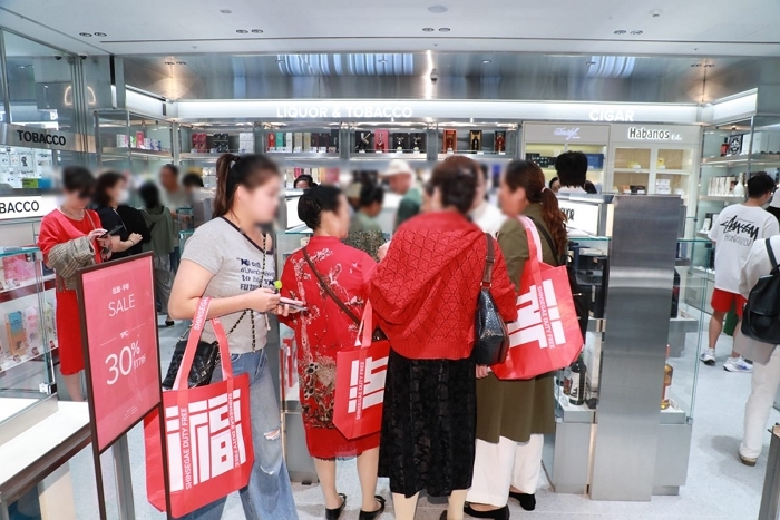 origin_신세계면세점中단체관광객무비자첫날1500명명동점방문 (1).jpg