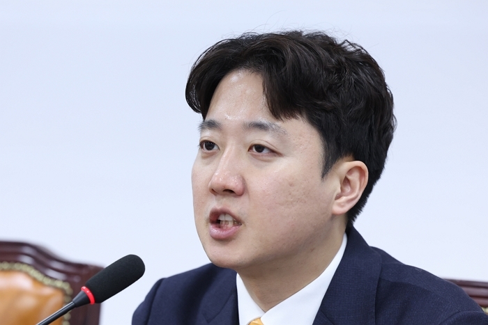 이준석 “황교안·민경욱, 부정선거 토론 숨지 마라”