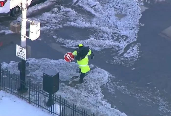 “어깨에 메고 가도 괜찮을까?” 물바다 된 도로에 멈칫한 학생 도운 안전요원