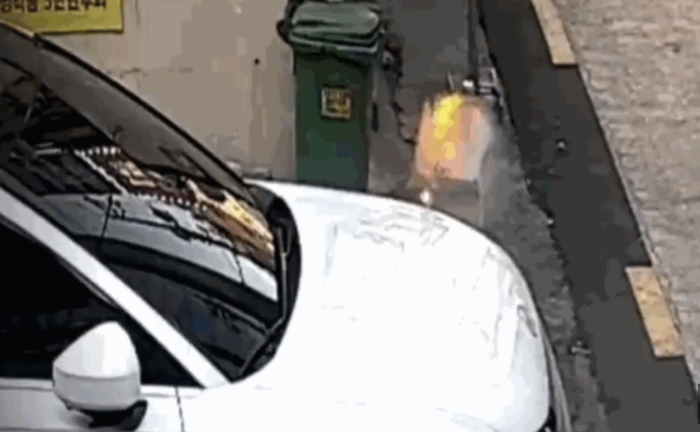 툭 버린 담배꽁초, 전기차 밑으로... 신고하자 “흡연자 처벌 어려워”