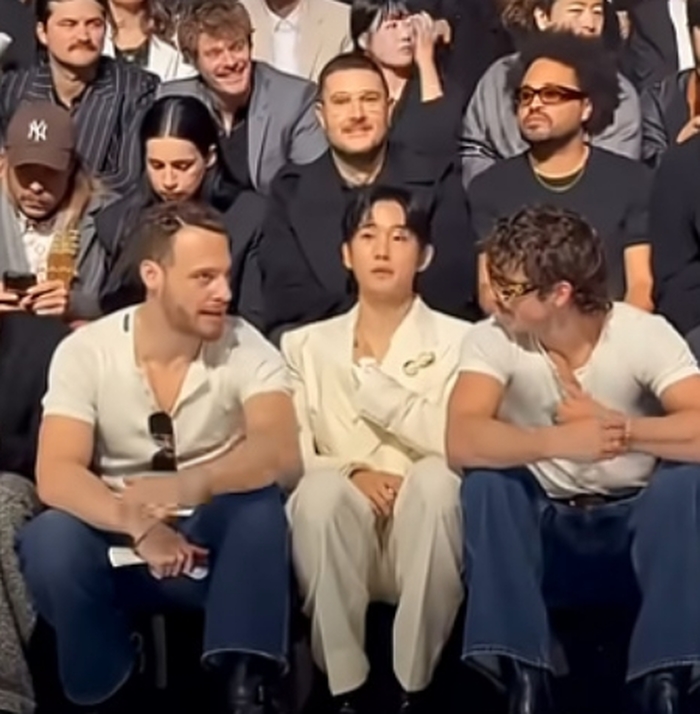 정해인, ‘쩍벌’ 서양남 사이에서 곤혹... ‘투명인간·인종차별’ 논란