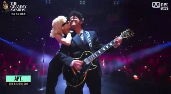 로제, 브루노 마스와 볼뽀뽀... 그래미 오프닝 달군 ‘아파트’ 떼창