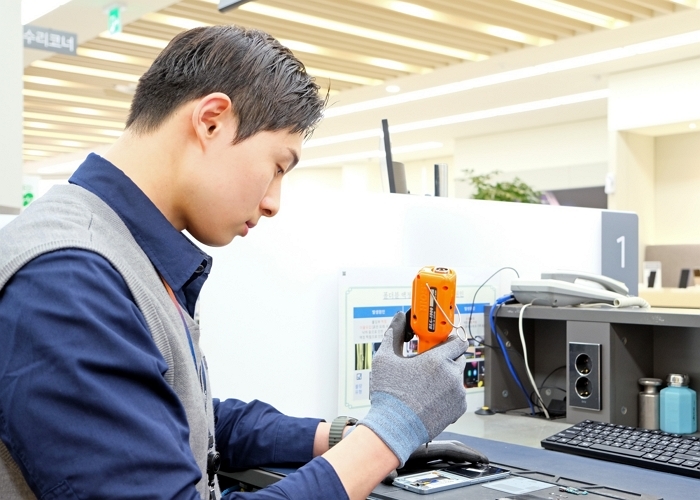 1. 삼성전자서비스 엔지니어가 스마트폰 디스플레이 단품 수리를 하는 모습.jpg