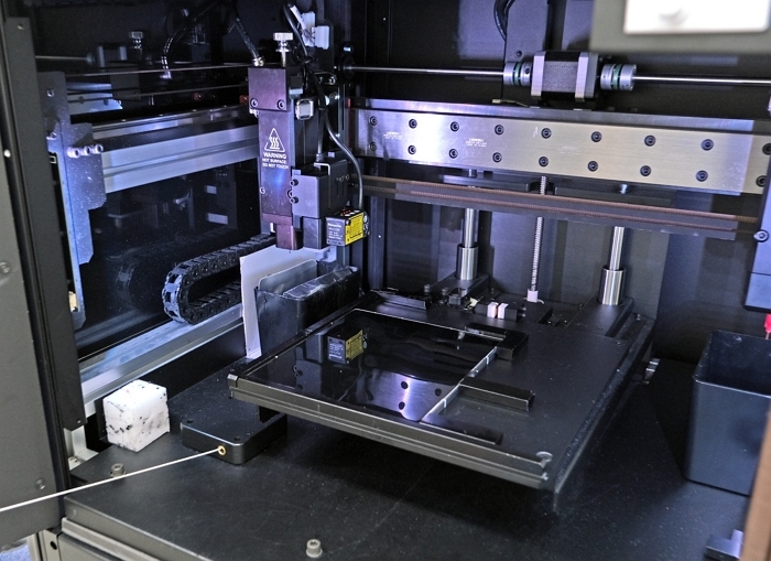 3. 전문 장비를 활용해 디스플레이 단품 수리를 진행하는 모습.jpg