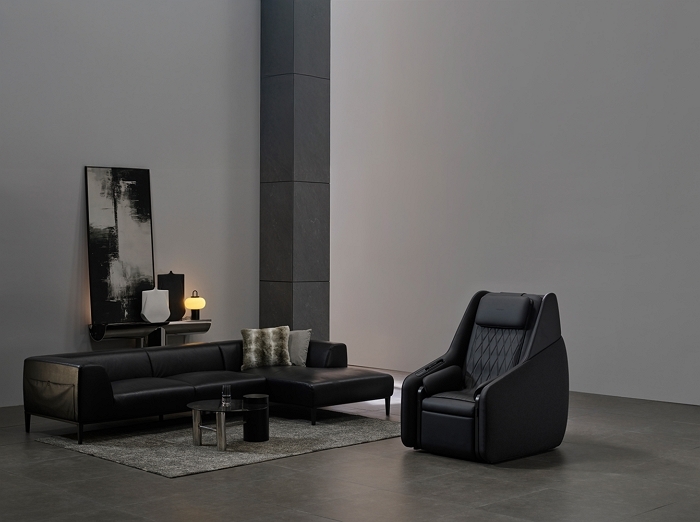 (사진자료) 비행기 퍼스트 클래스의 프라이빗하고 안락한 공간감을 선사하는 세라젬 '마스터 V11'.jpg