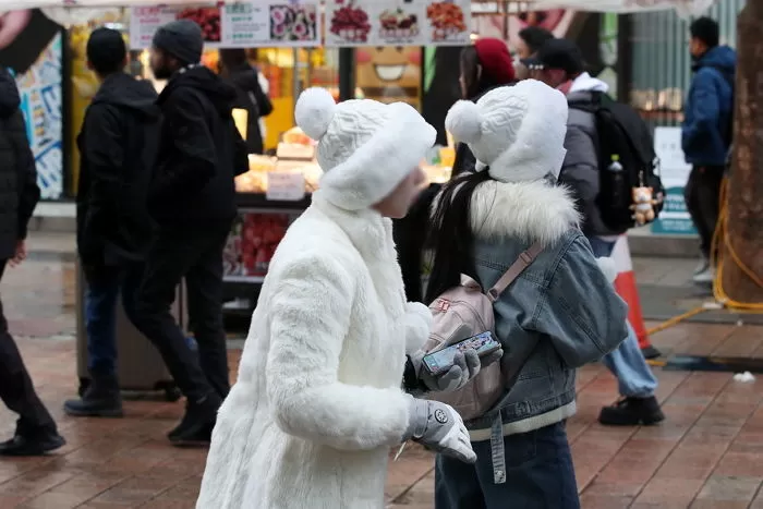 21일 명동거리에서 포착된 외국인 관광객들 / 뉴스1