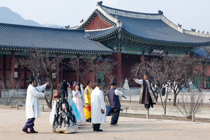 설 연휴 4대궁·종묘·왕릉 무료 개방... “경복궁서 ‘세화’ 받아가세요”