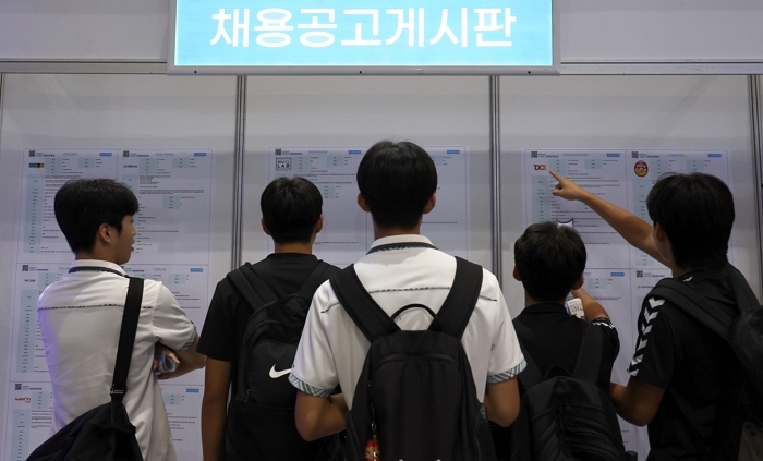 고졸·전문대졸 청년 월평균 167만원... 20대 직장인 평균의 70% 불과