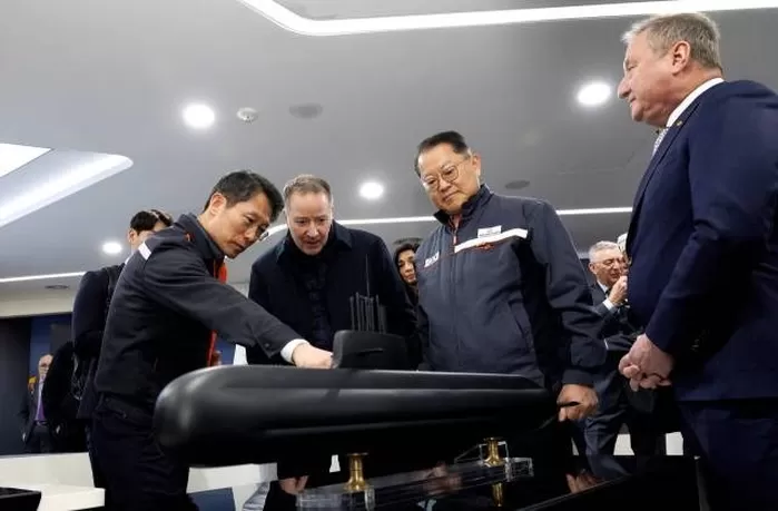 스티븐 퓨어 캐나다 국방조달 특임장관(왼쪽 두번째)은 2일 한화오션 거제사업장을 방문, CPSP 사업에 제안한 장보고-III 배치-II 선도함인 장영실함 모형에 대한 설명을 ...