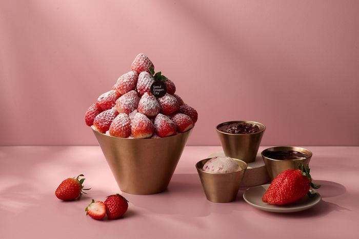 “이게 바로 제철코어 트렌드”... 서울드래곤시티, 겨울 입맛 잡는 딸기·홍시 빙수 출시