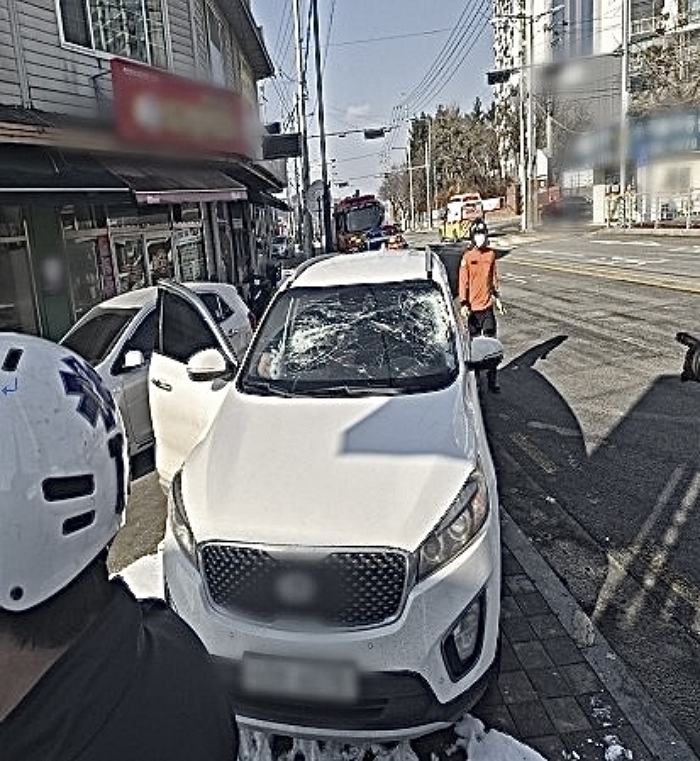 운전 중 ‘미상 물체’ 날아와 차량 앞유리 파손... 50대 탑승자 사망