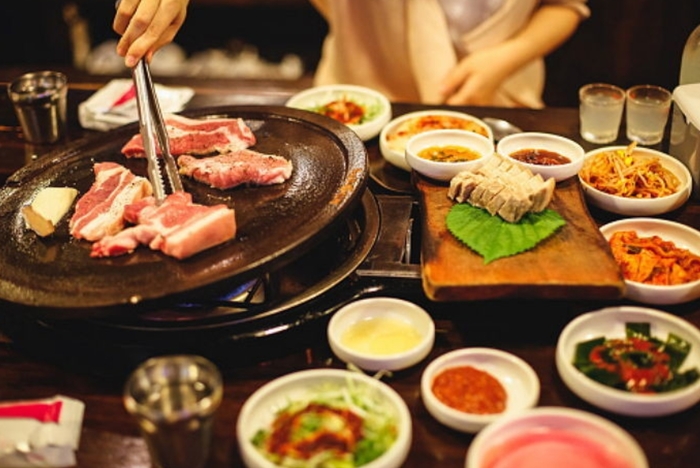 “깍두기 리필하면 적자”... 식당 반찬 추가 ‘유료화’ 의견 묻자 갑론을박