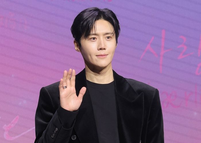 김선호, 가족 법인으로 정산 받았다... 판타지오 “일시적으로 받은 것”