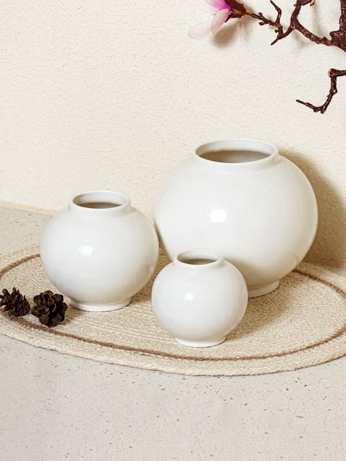 2026년 행운 충전!... 다이소, 달항아리부터 부적까지 '풍수템' 30종 출시