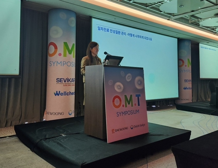 [사진자료2]O.M.T 심포지엄에서 사례발표를 하고 있는 김원장..jpg