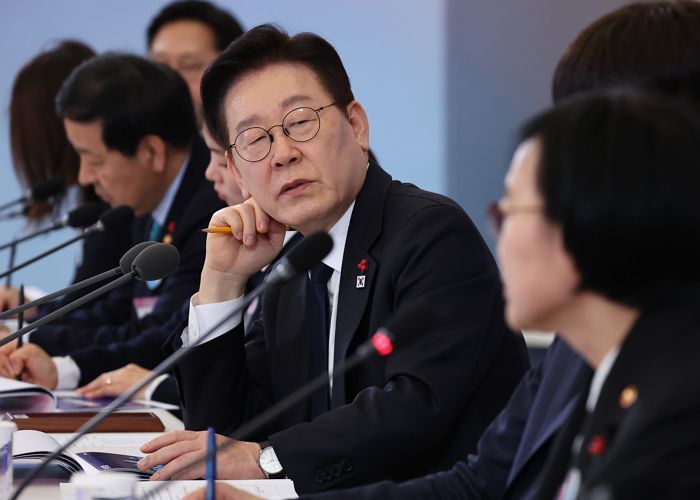 靑 “여야 막론 다주택 팔라는 게 대통령 일관된 메시지... 참모들도 해당”