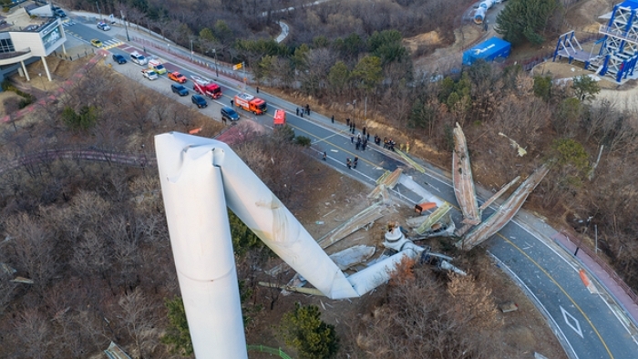 '80m 높이' 영덕 풍력발전기 반으로 꺾이며 도로 덮쳐... 인명피해 없어