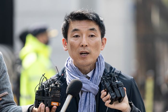 “뭣도 아닌 XX” 재판부에 욕설 퍼부었던 김용현 변호인, 결국 구치소행