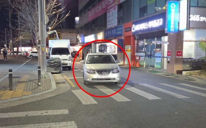 “차가 왜 여기에?”... 도로 한가운데 주차하고 사라진 은색 아반떼 차주