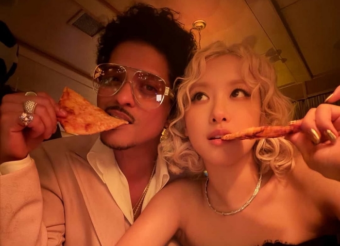 그래미 오프닝 장식한 로제, 브루노 마스와 피자 먹방 뒤풀이 포착... “생애 최고의 밤”