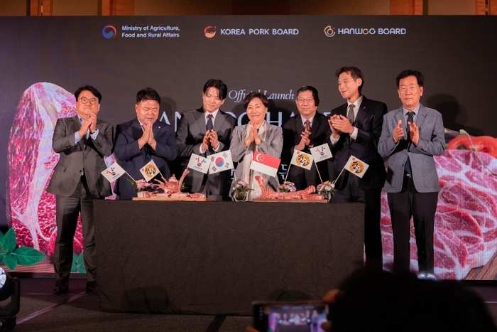 [첨부이미지-5] 지난 1월 30일 싱가포르 마리나 베이 샌즈 호텔에서 농림축산식품부 주최, 한우·한돈자조금 주관으로 열린 ‘2026 싱가포르 한우·한돈 런칭 행사’에서 참석자들이 단체 기념 촬영을 하고 있다. (제공=한우자조금).jpg