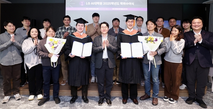 [사진①]LG가 3일 서울 마곡에 위치한 LG AI대학원에서 사내 과정 마지막 학위수여식을 진행했다.jpg