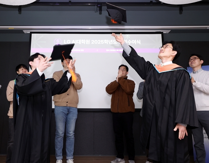 [사진②] LG가 3일 서울 마곡에 위치한 LG AI대학원에서 사내 과정 마지막 학위수여식을 진행했다.jpg