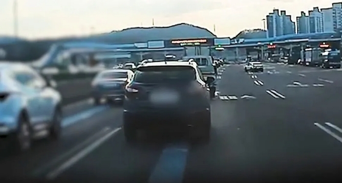 '도로 위 비틀' 출근길 음주차량 잡은 경찰관... 20km 쫓아 추적해 검거