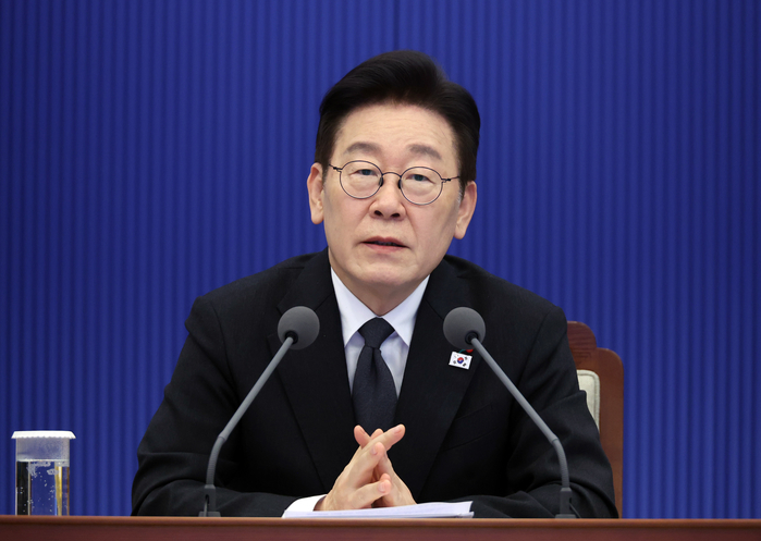 이재명 대통령 “똘똘한 한 채로 갈아타기?... 주거용 아니면 안 하는 게 이득”