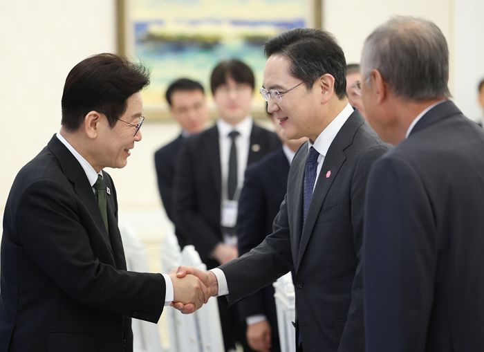 李 대통령 “해외 일정 취소하고 오셨다고요”... 이재용 “당연합니다”