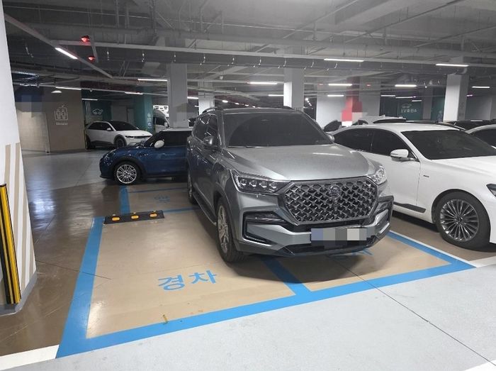 경차 주차면 3칸 차지한 SUV... ‘민폐 주차’ 또 포착, 누리꾼 공분