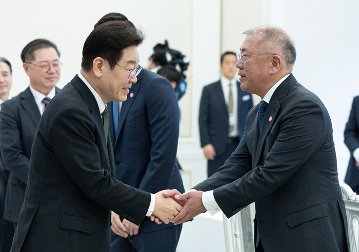 origin_인사나누는이재명대통령·정의선회장 (1).jpg