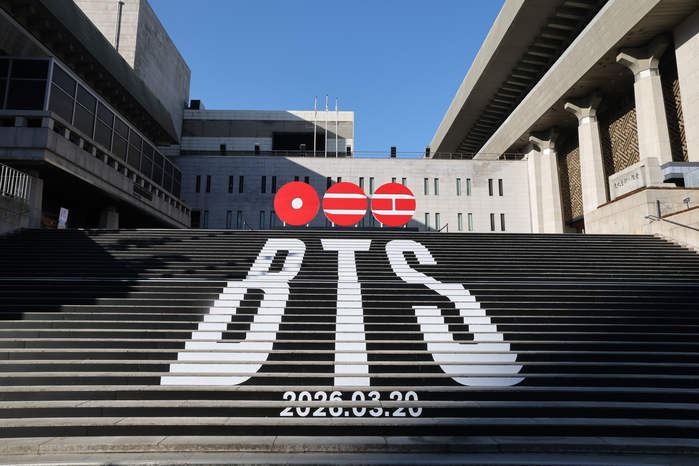origin_BTS로꾸며진세종문화회관야외계단.jpg