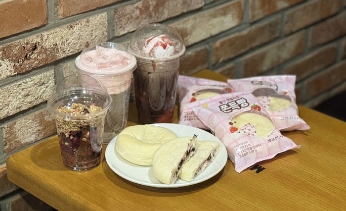 메가커피 '딸기 쫀득빵', 두쫀쿠 열풍 속 출시 한 달 만에 25만 개 팔려... 