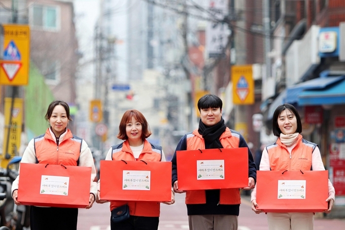 [사진1] 효드림 봉사활동에 참여한 파라다이스그룹 임직원들이 어르신들에게 전달할 선물을 들어 보이고 있다..jpg
