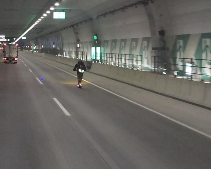 시속 110km 고속도로 터널서 ‘전동 킥보드’ 포착... 위험 주행 논란