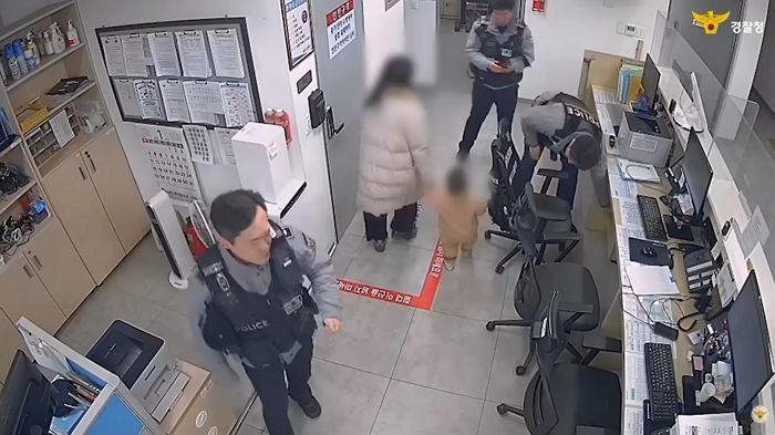 경찰서에 방문한 1살 아기, 무슨 일인가 보니
