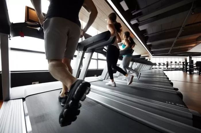 헬스장 러닝머신서 내려오다 ‘쿵’... 중상 회원 치료비 책임, 법원 판결은?