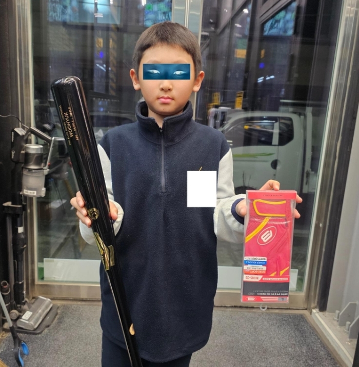 “열심히 하는 모습 좋아 보여”... KIA 변우혁, 유소년 선수에 ‘시즌 배트·장갑’ 선물