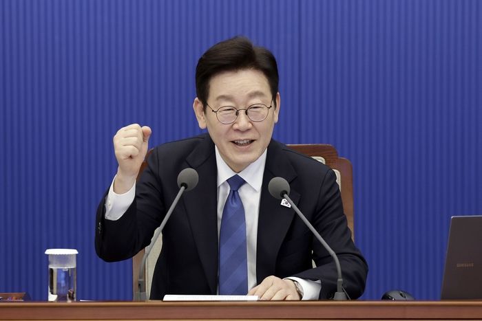 李대통령 물가 안정 주문에 제분·제당업계 응답... 설탕·밀가루 가격 인하