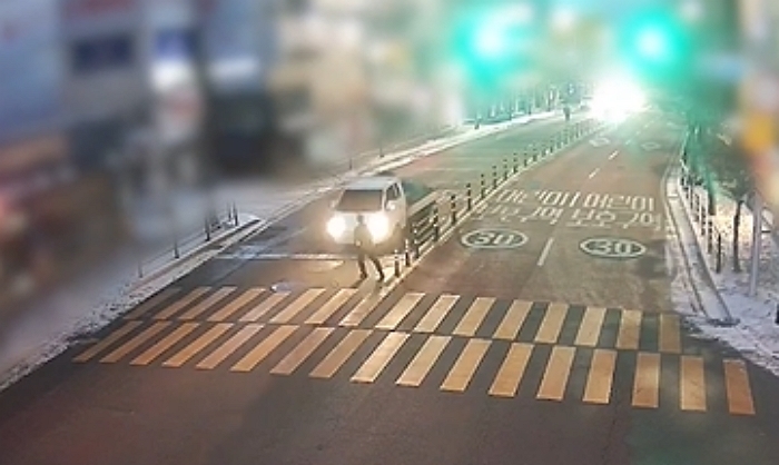 미끄러지는 1톤 화물차 막다 ‘하반신 마비’ 위기...“보상 못 받아 생계 막막”