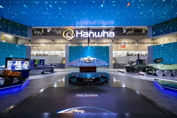 일산 킨텍스에서 열린 ADEX 2025 한화 부스에 전시된 한화시스템의 VLEO UHR SAR 위성 목업 / 한화시스템