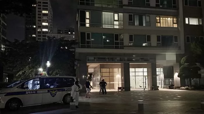 지난 20일 총기사고가 발생한 인천 송도국제도시 아파트 단지 앞 수사관들이 서있다. / 뉴스1