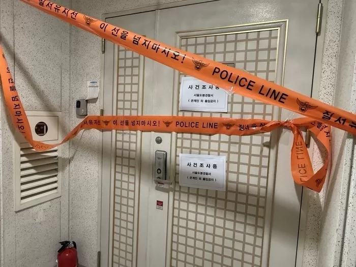 내부에 폭발물을 설치했던 60대 A씨의 자택 현관 앞에 사건 조사 중임을 알리는 폴리스 라인이 설치돼 있다. / 뉴스1