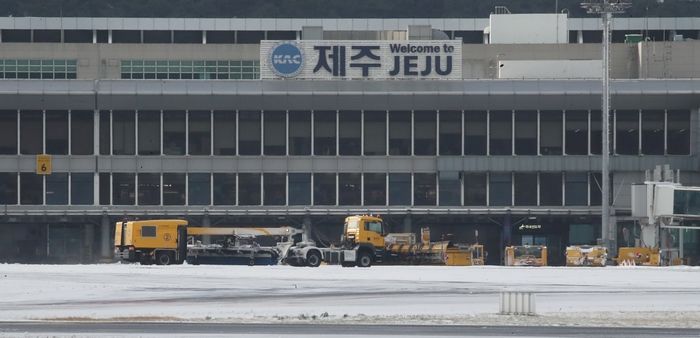 제주공항, 강한 눈폭풍에 오전 10시까지 활주로 운영 중단... “항공기 62편 결항”