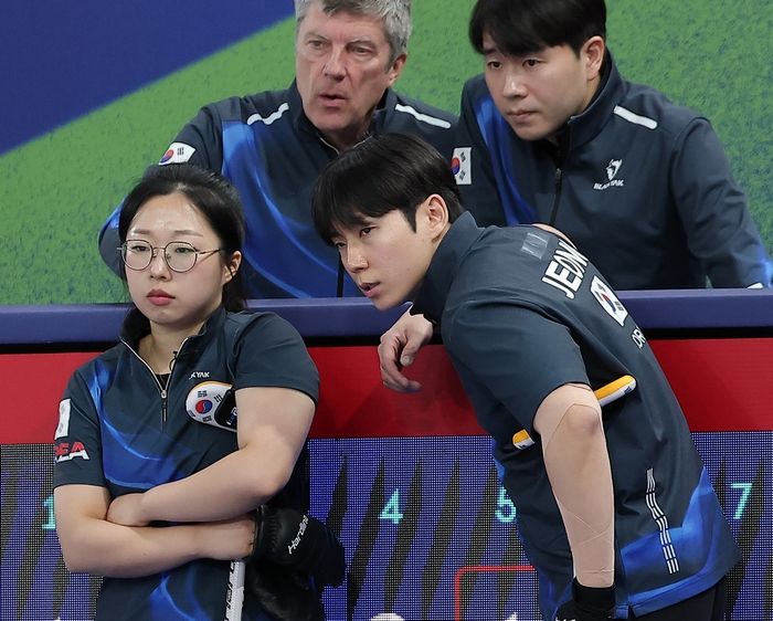 한국 컬링 믹스더블 김선영-정영석, 6경기 만에 ‘첫 승’ 신고... 세계 최강 미국 연장 접전 끝 격파
