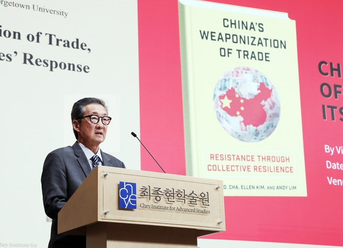 [사진 2] 6일 서울 강남구 한국고등교육재단 빌딩에서 열린 최종현학술원 주최 특별강연에서 빅터 차 미국 전략국제문제연구소(CSIS) 지정학·외교정책 담당 소장 겸 조지타운대 석좌교수가 강연하고 있다..jpg