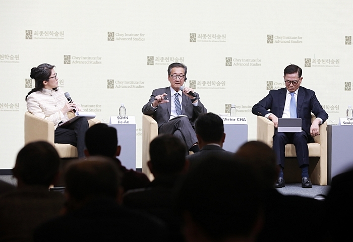 [사진 3] 6일 서울 강남구 한국고등교육재단 빌딩에서 열린 최종현학술원 주최 빅터 차 미국 전략국제문제연구소(CSIS) 지정학·외교정책 담당 소장 겸 조지타운대 석좌교수 특별강연에서, 빅터 차 교수가 토론자들과 대담하고 있다. 왼쪽부터 손지애 이화여대 국제대학원 초빙교수, 빅터 차 석좌교수, 최석영 전 외교부 경제통상대사..jpg
