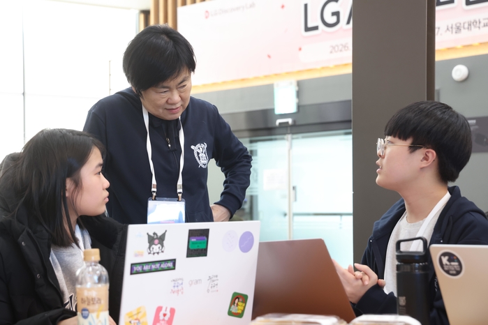 [사진] LG AI 청소년 캠프 3기에 참가한 청소년들이 유준희 서울대 물리교육과 교수의 멘토링을 받고 있는 모습.jpg