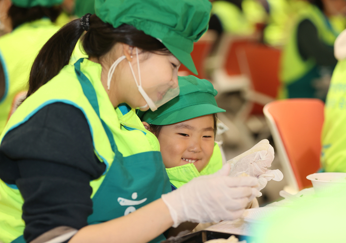 설 앞두고 만두 빚은 하나금융... 독거 어르신에 '온기'까지 선물했다